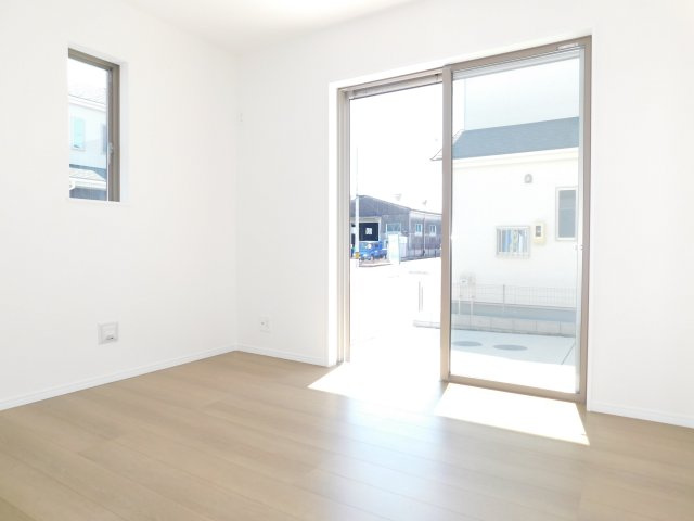 あま市新居屋鶴田の新築一戸建の洋室|◇１階洋室◇　　南面で明るい洋室５．２５帖　全居室収納完備♪　リビングの続き間としても利用できます！