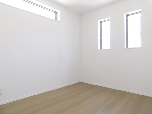 あま市新居屋鶴田の新築一戸建の洋室|◇２階洋室◇　　明るい洋室５．２５帖　全居室収納完備♪　