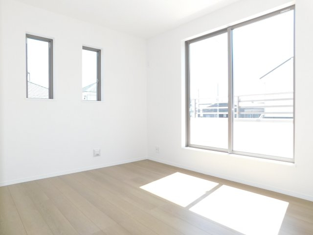 あま市新居屋鶴田の新築一戸建の洋室|◇２階洋室◇　　南面で明るい洋室６．５帖　全居室収納完備♪　バルコニー利用可！