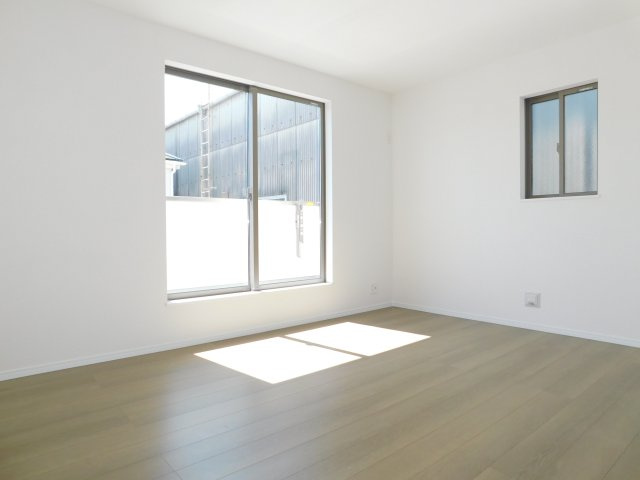 あま市新居屋鶴田の新築一戸建の庭|◇２階洋室◇　　南面で明るい洋室７．８７帖　ウォークインクローゼット完備♪　バルコニー利用可！