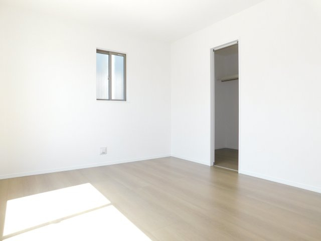 あま市新居屋鶴田の新築一戸建の洋室|◇２階洋室◇　　南面で明るい洋室７．８７帖　ウォークインクローゼット完備♪　バルコニー利用可！