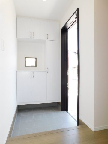 あま市新居屋鶴田の新築一戸建の玄関|◇玄関◇　　家族の履物がしっかり収納できるシューズ収納完備！　