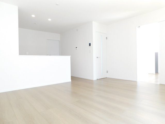 あま市新居屋鶴田の新築一戸建の居間・リビング|◇リビング◇　　南面で明るいリビング１６．０帖　リビングの様子が見渡せる対面キッチン♪