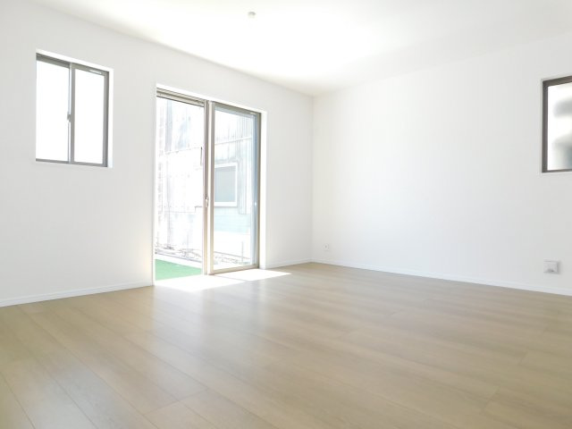 あま市新居屋鶴田の新築一戸建の居間・リビング|◇リビング◇　　南面で明るいリビング１６．０帖　リビングから庭の様子が見え、お子様が遊んでいても安心です♪
