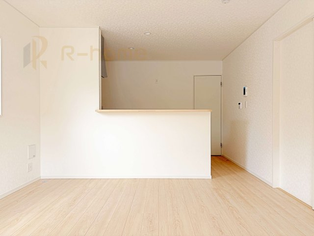 土浦市小松第7　新築戸建て　4号棟のキッチン|リビングで遊ぶお子様にも目が届くカウンターキッチン！