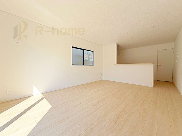 土浦市小松第7　新築戸建て　4号棟の居間・リビング|広くて明るいＬＤＫ♪ ゆったりくつろげるリビングスペースで、ご家族皆様の笑顔が溢れます。
