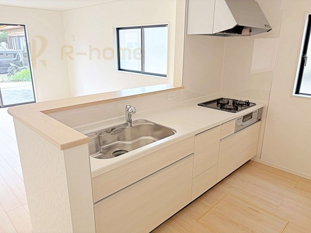 土浦市小松第7　新築戸建て　4号棟のキッチン|料理をしながら家族とコミュニケーションが取れる対面式システムキッチン。