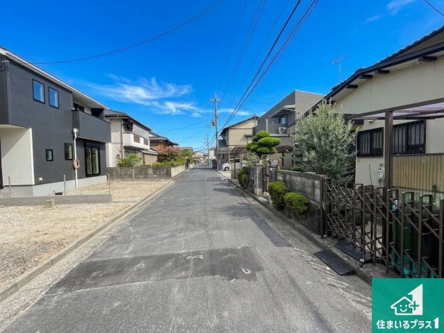 ★草津市上笠　第2期　新築一戸建ての前面道路含む現地写真|周辺は閑静な住宅街！前面道路広々で車の出し入れも便利です。駐車が苦手な方でも安心して車庫入れできます！