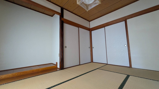 【和室】 | 高田町濃施売家 | 1階和室には収納があり、リビングの収納力を向上させています。