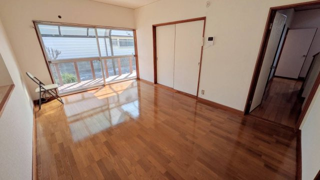 【洋室】 | 高田町濃施売家 | 床やクロスがきれいなとても明るいリビングダイニングです。