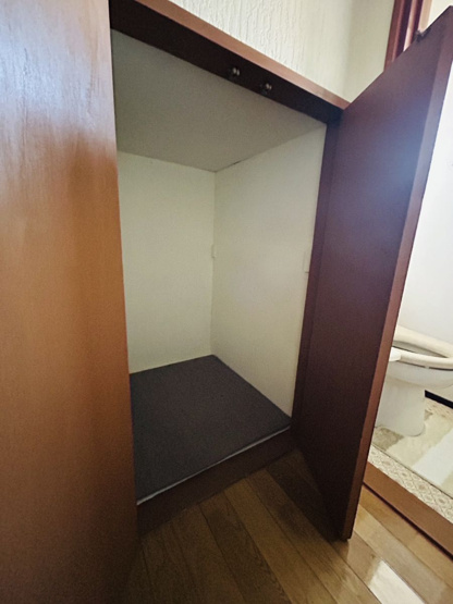 【収納】 | 高田町濃施売家 | トイレ横の階段下収納です。
