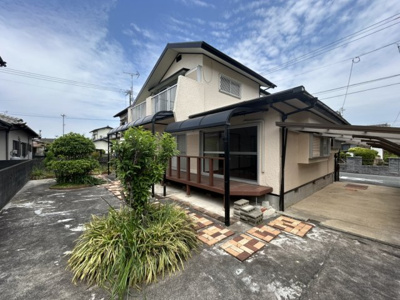 【外観】 | 高田町濃施売家 | 庭にはウッドデッキとテラス屋根が設置されておりますので、雨の日でも濡れずに外に出られます。