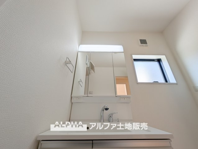 あきる野草花第5　全２棟　１号棟の独立洗面台|【Vanit】◆洗面台◆身支度がしやすい洗面台は、収納力にも配慮した設計。朝の準備から帰宅後まで、家族みんなが使いやすい空間です。