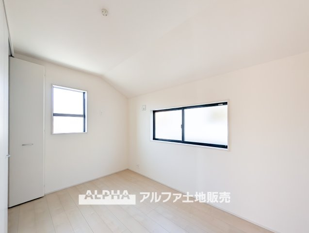 あきる野草花第5　全２棟　１号棟の洋室|【cozy room】
◆必要なもの、好きなもの◆しかないから安らげる。そんな部屋にしていく自分なりのデザインに。使いやすい部屋の形、大きい窓色々な用途が実現できる。