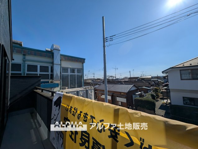 あきる野草花第5　全２棟　１号棟のバルコニー|【Balcony】◆バルコニー◆日当たりの良いバルコニーは、洗濯物がよく乾くだけでなく、外の空気を感じながらひと息つける場所。暮らしに心地よい余白をもたらします。