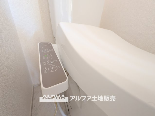 あきる野草花第5　全２棟　１号棟のトイレ|【Warm water flush toilet】
◆温水洗浄便座付きトイレ◆お掃除も楽々。快適に過ごすためには今や欠かせない設備の一つです。壁掛けリモコンで使いやすくいつでも清潔に保てます。