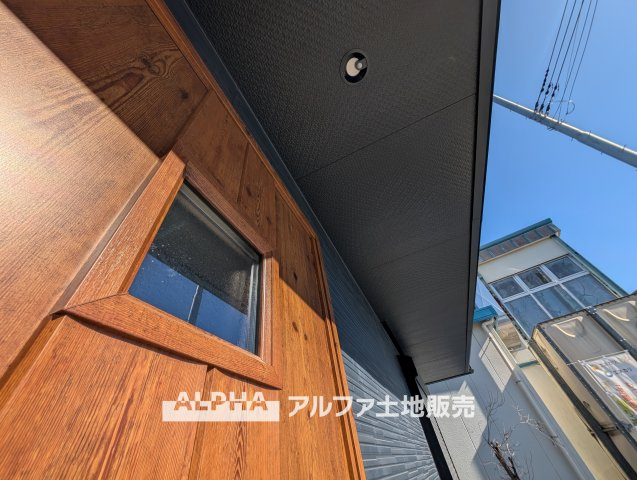 あきる野草花第5　全２棟　１号棟の外観|【Blue Moment】◆空を感じるひととき◆
空を見上げる時間が、暮らしに少しの余白をつくる。そんな穏やかな瞬間がここにある。