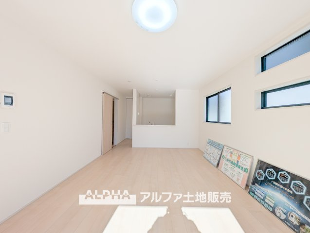 あきる野草花第5　全２棟　１号棟の居間・リビング|【A home found by chance】
◆偶然見つけた物件で◆思わぬ空間を手に入れたい。愛を育み、人と出会い、新たな命に恵まれる。そんな未来を創造してぬくもりのある住空間を君と共有したい。