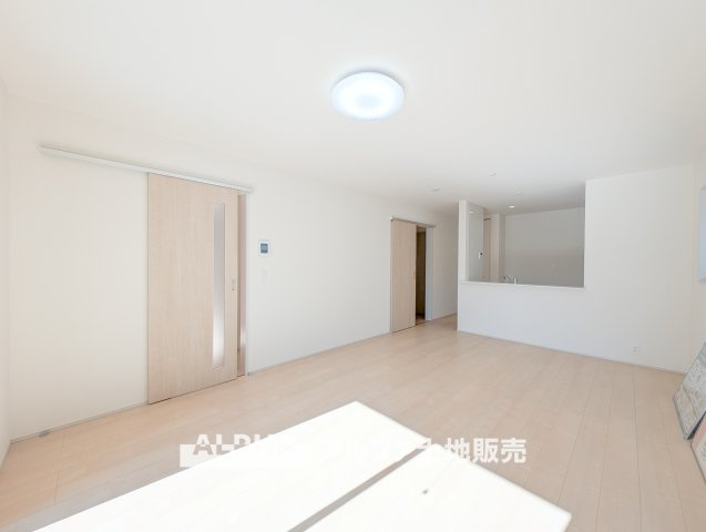 あきる野草花第5　全２棟　１号棟の居間・リビング|【Cherish the time】
◆君との時間は◆リビングで、食卓で、寝室で、どこにいても楽しめる。居心地の良い空間の中で質のいい安らぎを求めたい。