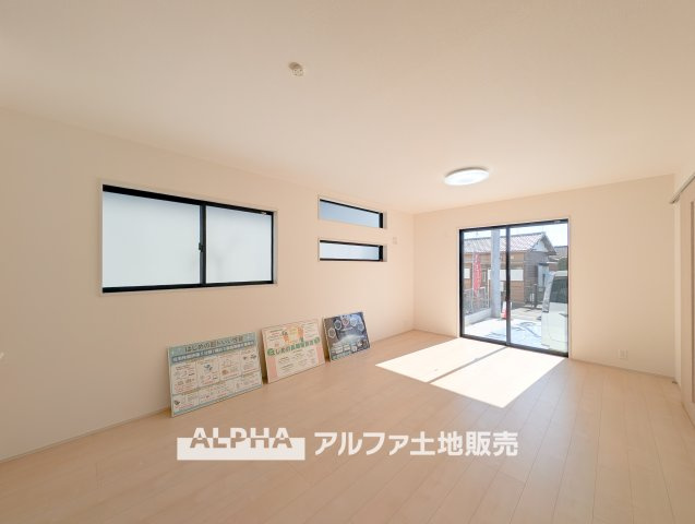 あきる野草花第5　全２棟　１号棟の居間・リビング|【restful 】
◆日々の暮らしの中で◆少し照明を意識すると住空間がよくなり安らげる住まいへと変わって行く。ダウンライトの明かりと、広い空間で家族の暮らしが向上する。