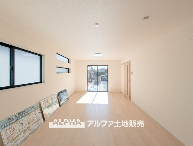 あきる野草花第5　全２棟　１号棟の居間・リビング|【full space】
◆気軽に人を招ける◆ゆったりとした住空間に手のぬくもりを感じれるような温かい住まい。そんな環境で暮らしていくうちに僕たちも変わって行く。