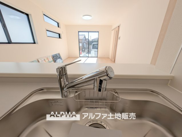 あきる野草花第5　全２棟　１号棟のキッチン|【Water cleaner】
◆浄水器◆蛇口から流れ出すお水はクリーンでいつも楽しめます。また浄水器内臓シャワー混合栓なので場所取らずのスッキリとしたスタイルです。