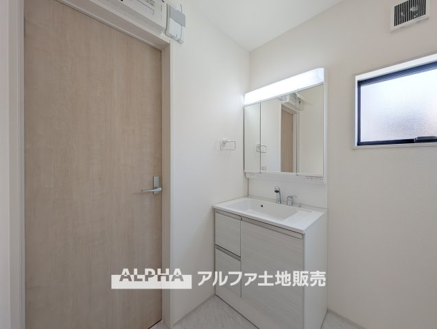 あきる野草花第5　全２棟　１号棟のランドリースペース|【Laundry space】
◆ランドリースペース◆広々した空間で雨の日でも十分に洗濯物を乾かすことが出来ます。バスルームには浴室換気乾燥機も付いているので重宝しますね。