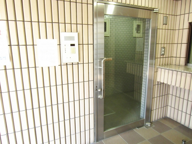 ジョイフル上中里のエントランス|オートロック付きでセキュリティも安心です。