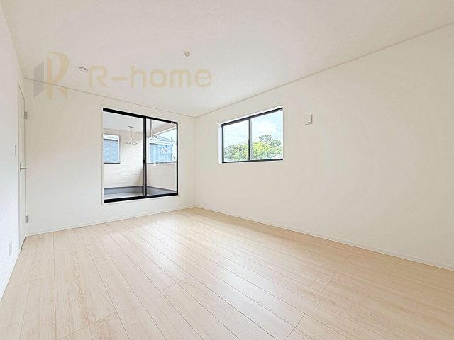 土浦市小松第7　新築戸建て　5号棟の洋室|2面窓の風通しの良い洋室です♪差し込む暖かな陽当たりで、室内がくつろげる空間に早変わりです♪