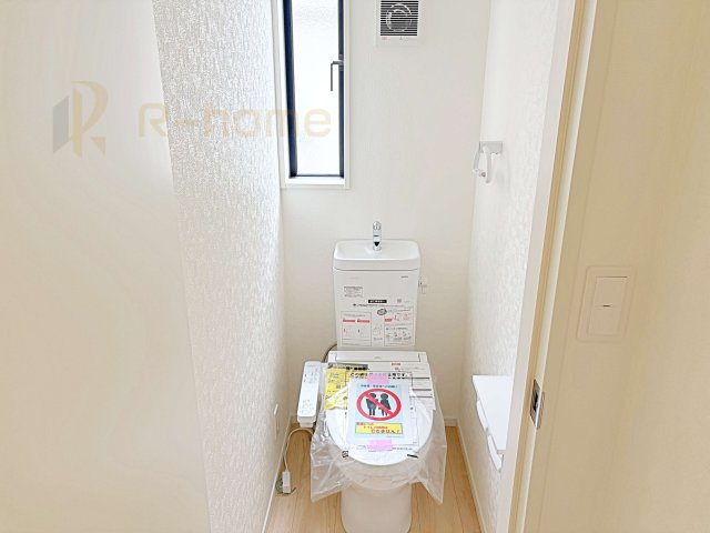 土浦市小松第7　新築戸建て　5号棟のトイレ|温水洗浄便座付きのトイレ。
トイレが２ヵ所設置で朝の忙しい時間でも安心です。