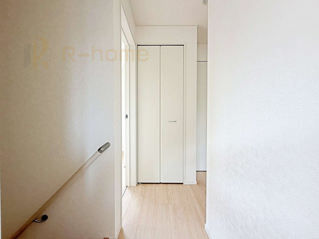 土浦市小松第7　新築戸建て　5号棟の収納|掃除機などの収納に便利なホール収納！
