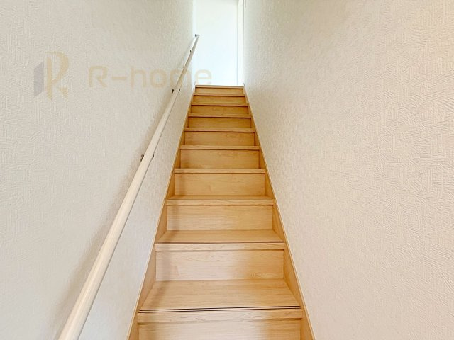 土浦市小松第7　新築戸建て　5号棟の内装|手すりのついた階段！小さなお子様の利用も一安心です♪