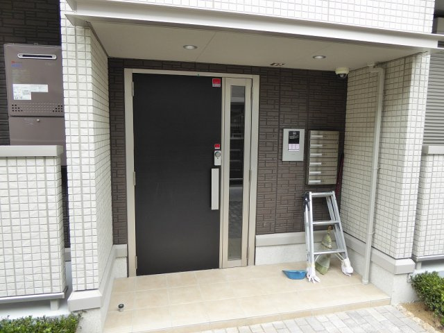 大阪市城東区永田１丁目のハイツのエントランス
