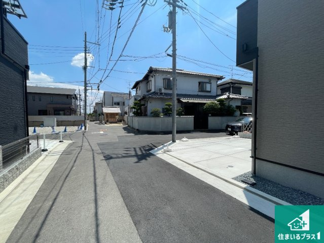 29(土)30(日)現地説明会！◆八尾市刑部　第1期　新築一戸建ての前面道路含む現地写真|周辺は閑静な住宅街！前面道路広々で車の出し入れも便利です。駐車が苦手な方でも安心して車庫入れできます！
