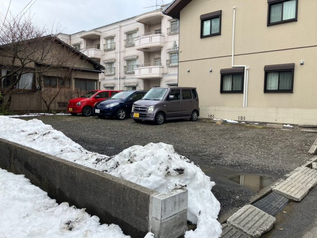 新潟市中央区上所上１丁目のアパートの駐車場