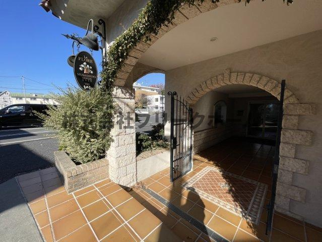 武蔵野市関前５丁目の賃貸マンションのエントランス