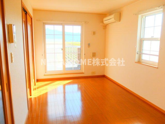 丹波市氷上町黒田のアパートの居間・リビング|人気の角部屋です！！
