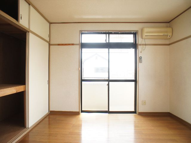【居間・リビング】 | アレストクマクラA | 快適に過ごせるエアコンが付いています♪