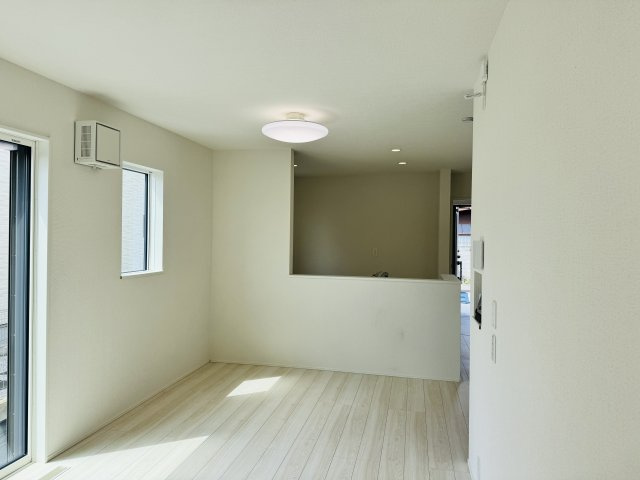 八王子市　川口町　新築一戸建て　２４ー６期の居間・リビング|～15.1帖の明るいLDKで、家族団欒の時間をお過ごしいただけます～
