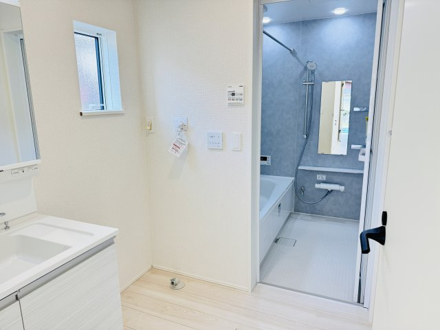八王子市　川口町　新築一戸建て　２４ー６期の脱衣所|～窓付きで明るい洗面所　換気もしやすいです～