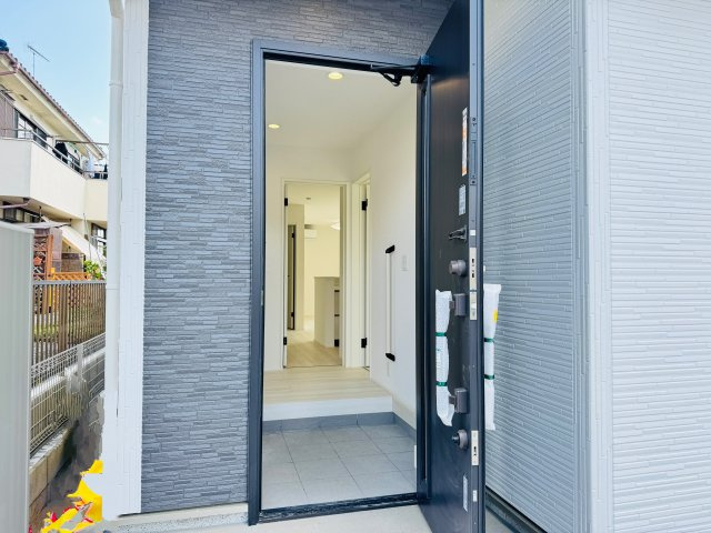 八王子市　川口町　新築一戸建て　２４ー６期の玄関|～玄関は安心のWロックキーを採用～