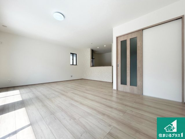 ♦堺市中区深井中町　新築一戸建ての居間・リビング|日当たり良好の明るいリビングで朝の目覚めもスッキリできそう！対面キッチンでご家族のコミュニケーションも自然と増える設計！小さなお子様が遊ぶスペースを作っても広々とくつろげるLDK！