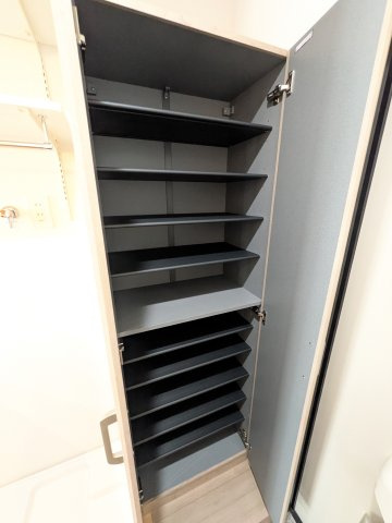 ラフィーネ読売ランド前の収納