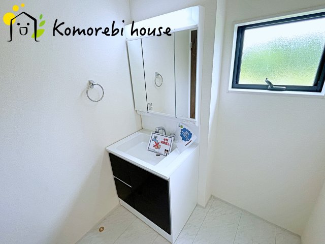 上尾市瓦葺　第2　新築一戸建て　リーブルガーデン　01の独立洗面台|朝の身支度には欠かせない独立洗面化粧台