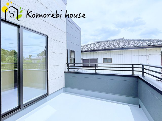 上尾市瓦葺　第2　新築一戸建て　リーブルガーデン　01のバルコニー|お洗濯にも便利なバルコニー付き