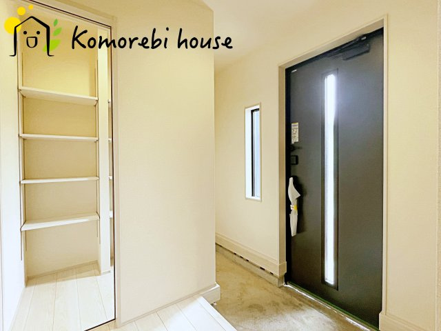 上尾市瓦葺　第2　新築一戸建て　リーブルガーデン　01の玄関|ゆったりとした玄関です