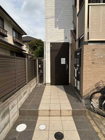市川市平田３丁目の賃貸マンションのエントランス