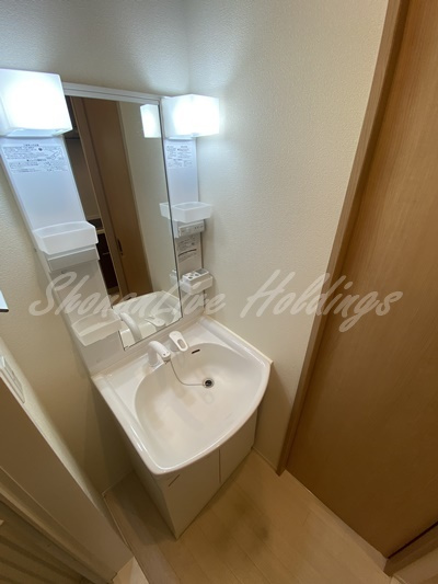 ラフィネ横浜の洗面所|シャワー付き洗面台♪※同物件別部屋