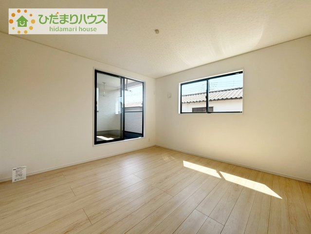 【寝室】 | つくば市森の里第7　新築戸建 | バルコニーに面していて、たっぷり光りの入る明るい主寝室です！