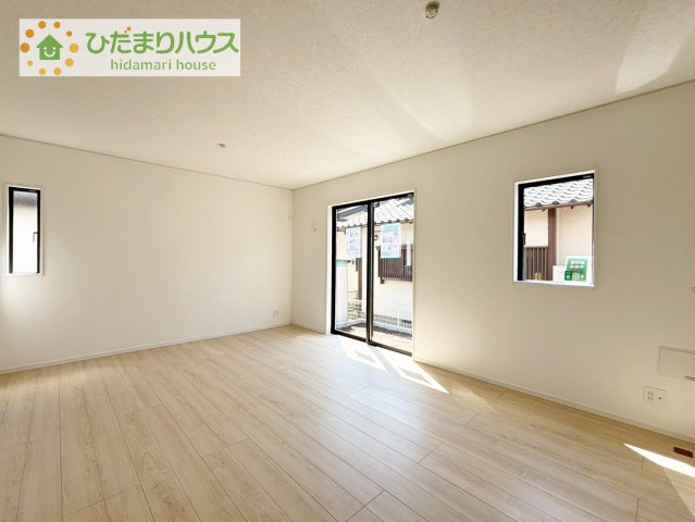 【居間・リビング】 | つくば市森の里第7　新築戸建 | 家族だんらんで、笑顔のたえない時間も増えそうな広々としたLDKが魅力です(^^)/窓も多くて明るい空間でくつろげます。